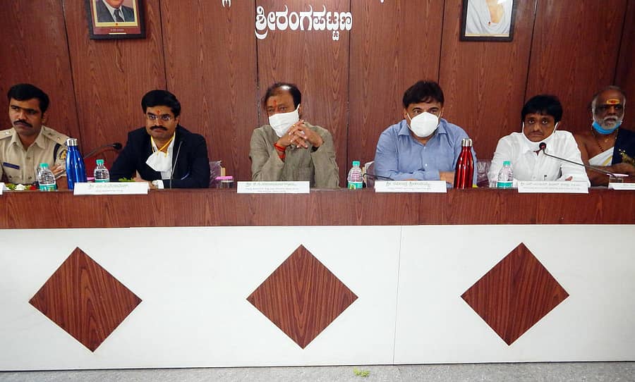 ಶ್ರೀರಂಗಪಟ್ಟಣ ತಾಲ್ಲೂಕು ಪಂಚಾಯಿತಿ ಸಭಾಂಗಣದಲ್ಲಿ ಸೋಮವಾರ ಸಚಿವ ಕೆ.ಸಿ. ನಾರಾಯಣಗೌಡ ಅವರ ಅಧ್ಯಕ್ಷತೆಯಲ್ಲಿ ಅಧಿಕಾರಿಗಳ ಸಭೆ ನಡೆಯಿತು