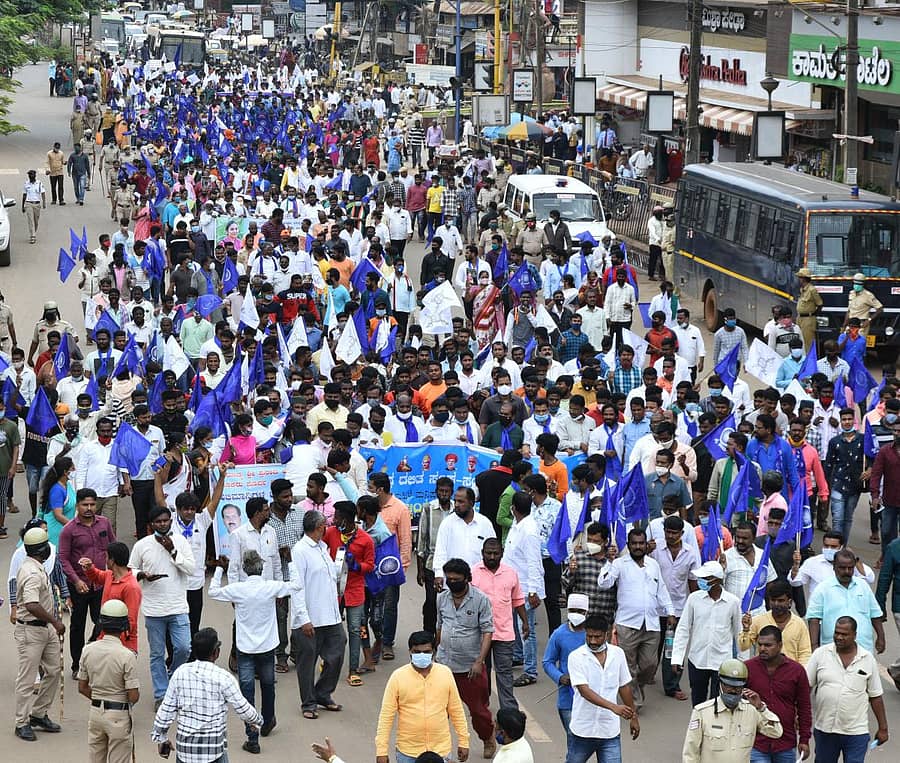 ಹಾಥರಸ್ನಲ್ಲಿ ಯುವತಿ ಮೇಲಿನ ಅತ್ಯಾಚಾರ ಖಂಡಿಸಿ ಹುಬ್ಬಳ್ಳಿಯಲ್ಲಿ ಸೋಮವಾರ ವಿವಿಧ ಸಂಘಟನೆಗಳು ಪ್ರತಿಭಟನಾ ಮೆರವಣಿಗೆ ನಡೆಸಿದವು
