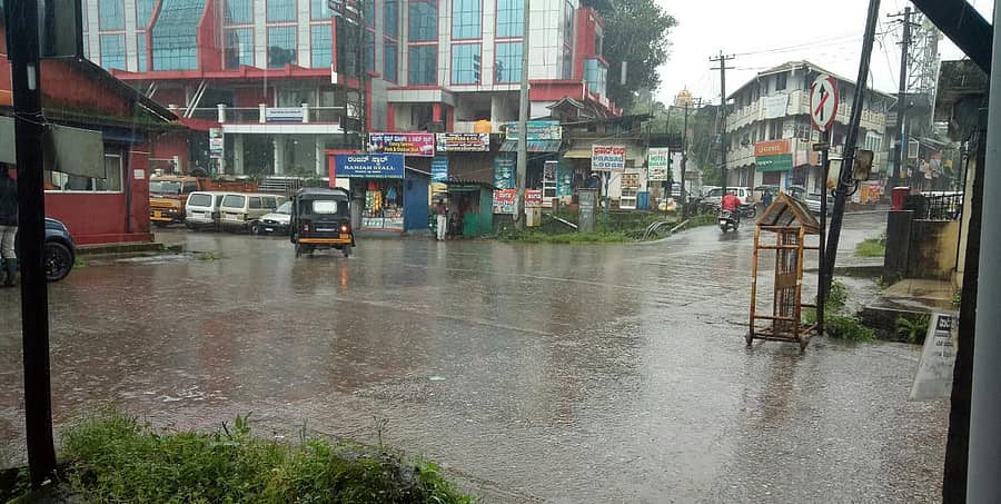 ಮಡಿಕೇರಿಯಲ್ಲಿ ಸೋಮವಾರ ಧಾರಾಕಾರ ಮಳೆ ಸುರಿಯಿತು