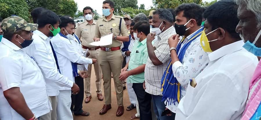 ದಲಿತ ಸಂಘರ್ಷ ಸಮಿತಿ ಪದಾಧಿಕಾರಿಗಳು ಎಸ್ಪಿ ಜಿ.ಕೆ.ಮಿಥುನ್ ಕುಮಾರ್ ಅವರಿಗೆ ಮನವಿ ಸಲ್ಲಿಸಿದರು.