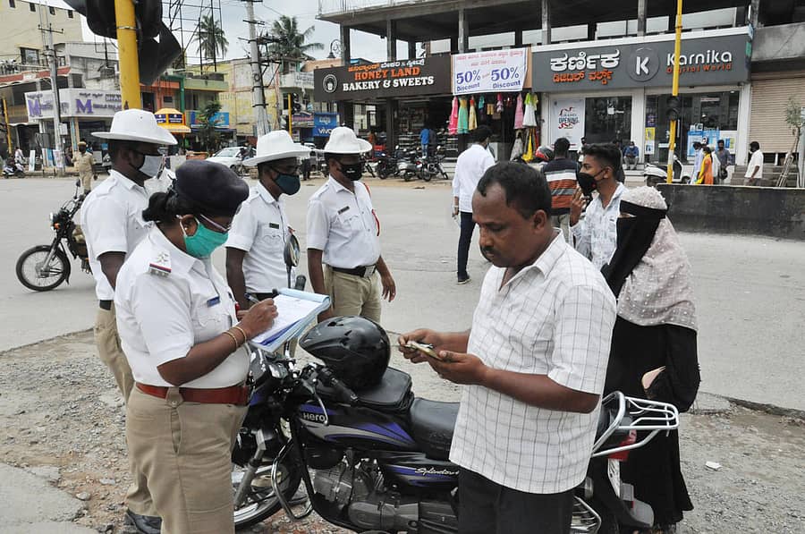 ಚಾಮರಾಜನಗರದಲ್ಲಿ ಸೋಮವಾರ ಮಾಸ್ಕ್ ಧರಿಸದೇ ಓಡಾಡುತ್ತಿದ್ದವರಿಗೆ ಸಂಚಾರ ವಿಭಾಗದ ಪೊಲೀಸರು ದಂಡ ವಿಧಿಸಿದರು