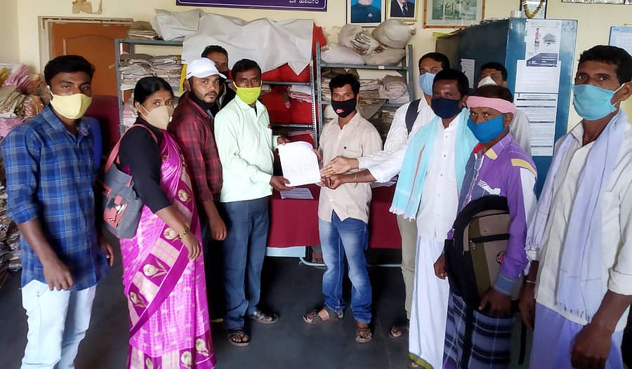 ಕಾರ್ಮಿಕ ಕಾರ್ಡ್ ವಿತರಣೆ ಮಾಡಬೇಕು ಎಂದು ಒತ್ತಾಯಿಸಿ ಕಾರ್ಮಿಕ ಮುಖಂಡರು ಹಾವೇರಿಯಲ್ಲಿ ಜಿಲ್ಲಾ ಕಾರ್ಮಿಕ ಅಧಿಕಾರಿ ಕಚೇರಿಗೆ ಸೋಮವಾರ ಮನವಿ ಸಲ್ಲಿಸಿದರು