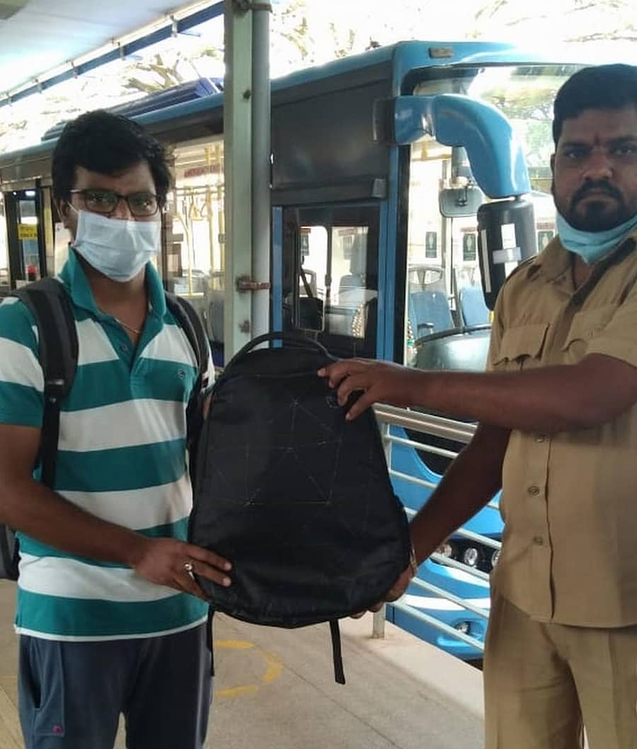ಬ್ಯಾಗ್ ಮರಳಿಸಿದ ಬಿಆರ್ಟಿಎಸ್ ಚಾಲಕ ಹನುಮಂತಪ್ಪ ವಿ. ವಡ್ಡರ