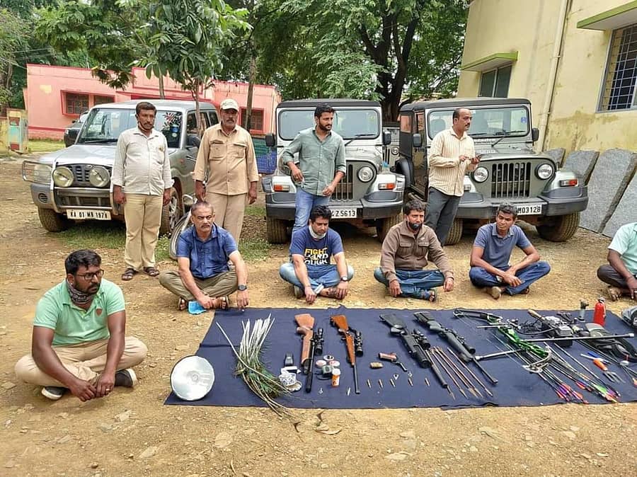 ಚಿತ್ರದುರ್ಗ ಜಿಲ್ಲೆಯ ಹಿರಿಯೂರು ತಾಲ್ಲೂಕಿನಲ್ಲಿ ಬಂಧಿಸಿದ ಬೇಟೆಗಾರರು ಹಾಗೂ ಅವರಿಂದ ವಶಕ್ಕೆ ಪಡೆದ ಅತ್ಯಾಧುನಿಕ ಶಸ್ತ್ರಾಸ್ತ್ರಗಳು.