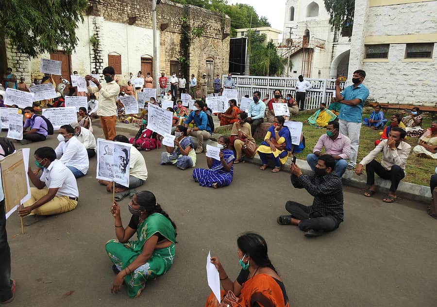 ವಿಜಯಪುರ ನಗರ ಸ್ಲಂ ಅಭಿವೃದ್ಧಿ ಸಮಿತಿ ಒಕ್ಕೂಟ, ಅನೌಪಚಾರಿಕ ಶಿಕ್ಷಣ ಸಂಸ್ಥೆ ಹಾಗೂ ಪ್ರಗತಿಪರ ಒಕ್ಕೂಟಗಳ ಸಹಯೋಗದೊಂದಿಗೆ ಪ್ರತಿಭಟನೆ ನಡೆಸಲಾಯಿತು
