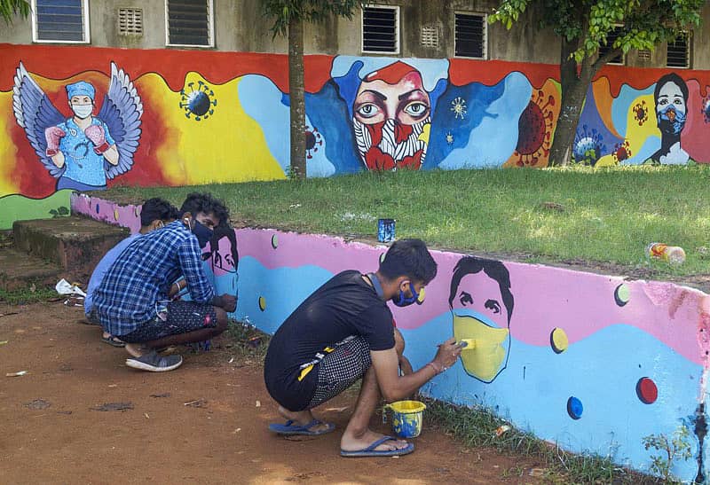 ಭುವನೇಶ್ವರದಲ್ಲಿ ಕಲಾವಿದರು ಮಾಸ್ಕ್ ಧರಿಸುವ ಕುರಿತು ಜಾಗೃತಿ ಮೂಡಿಸುವ ಚಿತ್ರಗಳನ್ನು ರಚಿಸುತ್ತಿರುವುದು–ಸಂಗ್ರಹ ಚಿತ್ರ