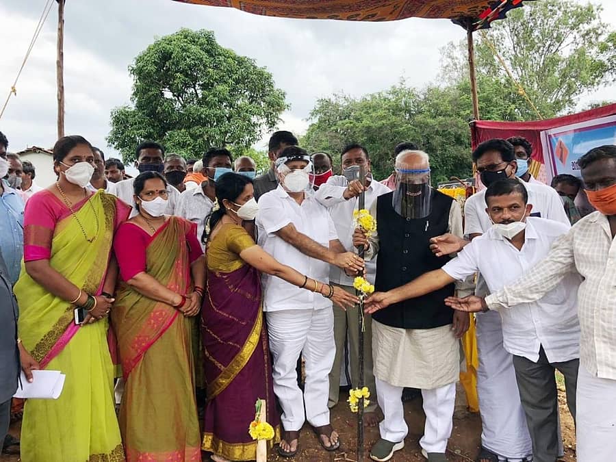 ಚನ್ನಗಿರಿ ತಾಲ್ಲೂಕಿನ ತಿಪ್ಪಗೊಂಡನಹಳ್ಳಿ ಗ್ರಾಮದಲ್ಲಿ ಸೋಮವಾರ ರಸ್ತೆ ಕಾಮಗಾರಿಗೆ ಸಂಸದ ಜಿ.ಎಂ. ಸಿದ್ದೇಶ್ವರ ಭೂಮಿಪೂಜೆ ನೆರವೇರಿಸಿದರು. ಶಾಸಕ ಮಾಡಾಳ್ ವಿರೂಪಾಕ್ಷಪ್ಪ, ಜಿ.ಪಂ. ಉಪಾಧ್ಯಕ್ಷೆ ಸಾಕಮ್ಮ, ಮಂಜುಳ ಇದ್ದರು.