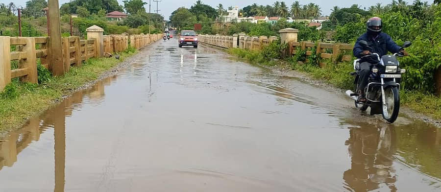 ಸಾಲಿಗ್ರಾಮ ಸಮೀಪ ಚುಂಚನಕಟ್ಟೆ ಗ್ರಾಮದ ಹೊರವಲಯದಲ್ಲಿ ಕಾವೇರಿ ನದಿಗೆ ಅಡ್ಡಲಾಗಿ ನಿರ್ಮಿಸಿರುವ ಸೇತುವೆ ಮೇಲೆ ಮಳೆ ನೀರು ನಿಂತಿರುವುದು