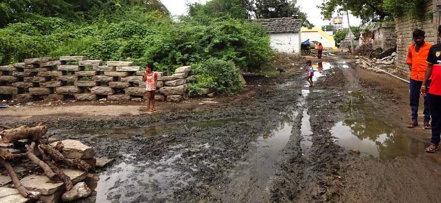 ಸನ್ನತ್ತಿ ಗ್ರಾಮದ ದಲಿತರ ಬಡಾವಣೆಗೆ ತೆರಳುವ ರಸ್ತೆಯಲ್ಲಿ ಕೊಳಚೆ ನೀರು ನಿಂತಿರುವುದು