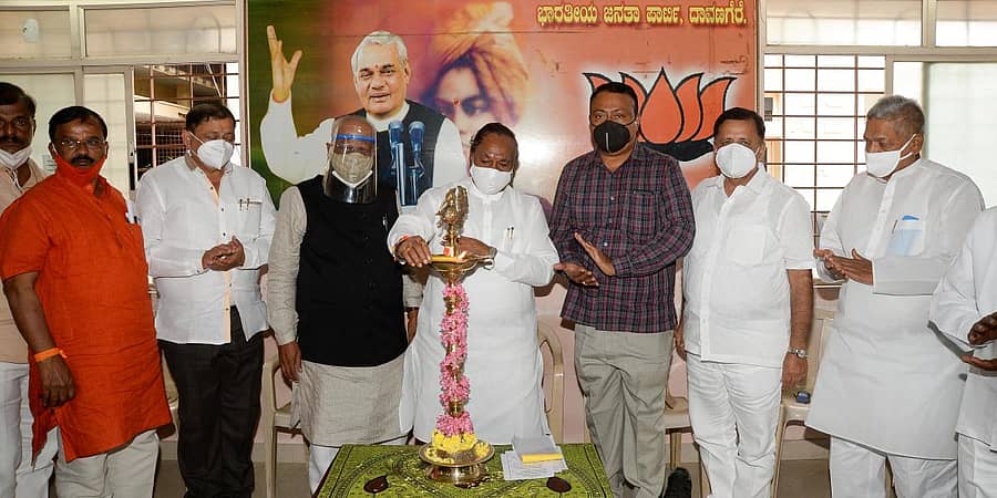 ದಾವಣಗೆರೆಯ ಬಿಜೆಪಿ ಕಚೇರಿಯಲ್ಲಿ ಆಯೋಜಿಸಿದ್ದ ಸಭೆಯನ್ನು ಗ್ರಾಮೀಣಾಭಿವೃದ್ಧಿ ಮತ್ತು ಪಂಚಾಯತ್ರಾಜ್ ಸಚಿವ ಕೆ.ಎಸ್. ಈಶ್ವರಪ್ಪ ಉದ್ಘಾಟಿಸಿದರು