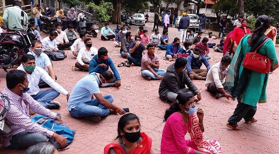 ಪಿಯು ಉಪನ್ಯಾಸಕ ಹುದ್ದೆಗಳಿಗೆ ಆಯ್ಕೆಯಾಗಿರುವ ಅಭ್ಯರ್ಥಿಗಳು ಪದವಿ ಪೂರ್ವ ಶಿಕ್ಷಣ ಇಲಾಖೆಯ ನಿರ್ದೇಶಕರ ಕಚೇರಿ ಎದುರು ಪ್ರತಿಭಟನೆ ನಡೆಸಿದರು