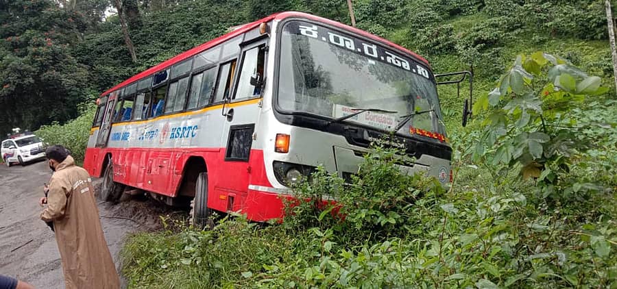 ಸಕಲೇಶಪುರ ತಾಲ್ಲೂಕಿನ ಗುಲಗಳಲೆ ಸಮೀಪ ಟ್ಯಾಂಕರ್ ಲಾರಿ ಡಿಕ್ಕಿಯಾಗಿ ರಾಜ್ಯ ರಸ್ತೆ ಸಾರಿಗೆ ಸಂಸ್ಥೆ ಬಸ್ ರಸ್ತೆ ಬದಿ ವಾಲಿರುವುದು