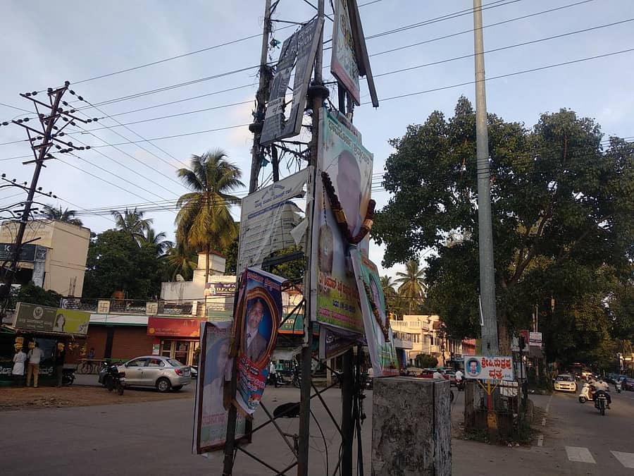 ಹೊಸಹಳ್ಳಿ ವೃತ್ತದಲ್ಲಿರುವ ವಿದ್ಯುತ್‌ ಕಂಬದ ತುಂಬೆಲ್ಲಾ ಶ್ರದ್ಧಾಂಜಲಿ ಫ್ಲೆಕ್ಸ್‌ ಅಳವಡಿಸಿರುವುದು