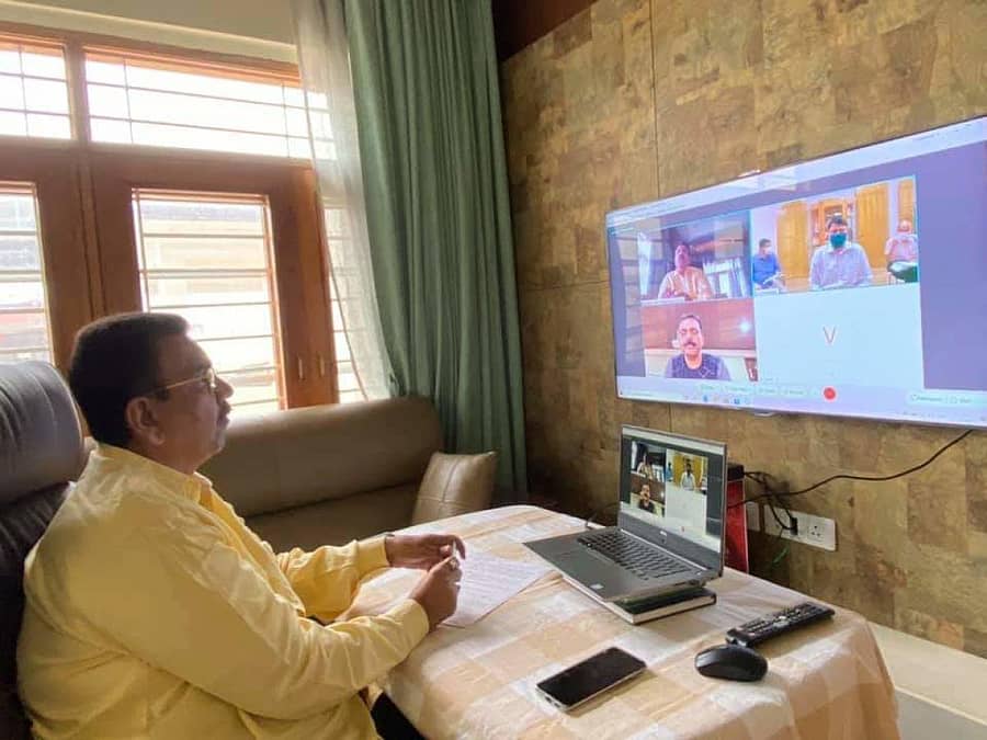 ಗಣಿ ಮತ್ತು ಭೂ ವಿಜ್ಞಾನ ಇಲಾಖೆ ಸಚಿವ ಸಿ.ಸಿ.ಪಾಟೀಲ ಇಲಾಖೆ ಅಧಿಕಾರಿಗಳೊಂದಿಗೆ ಸೋಮವಾರ ವಿಡಿಯೊ ಸಂವಾದ ನಡೆಸಿದರು.