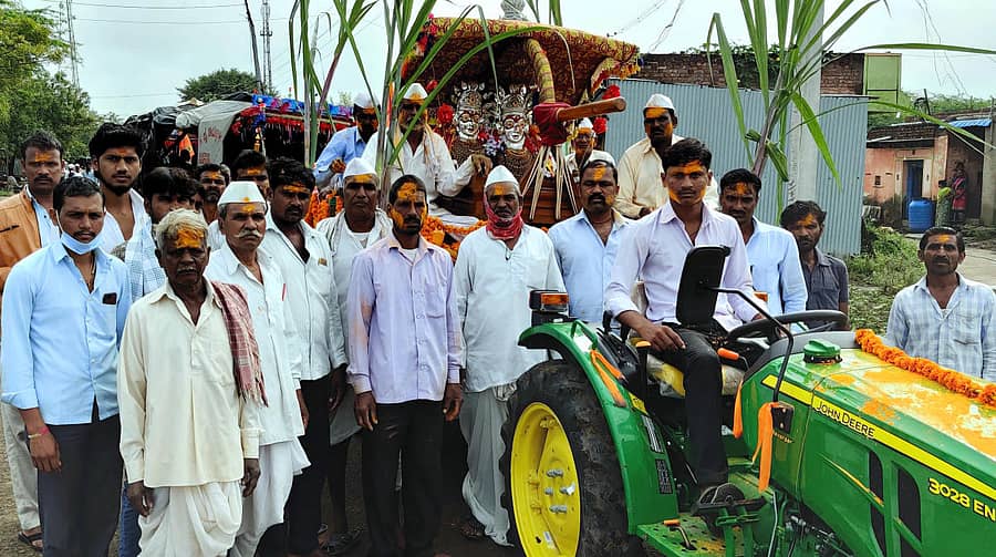 ತೆಲಸಂಗ ಸಮೀಪದ ಬನ್ನೂರದ ಗ್ರಾಮದೇವತೆ ದುರ್ಗಾ ದೇವಿಯ ಹೊಳೆ ಸ್ನಾನಕ್ಕೆ ಪಲ್ಲಕ್ಕಿಯನ್ನು ಟ್ರ್ಯಾಕ್ಟರ್ನಲ್ಲಿ ಸಾಗಿಸಿದ ದೃಶ್ಯ