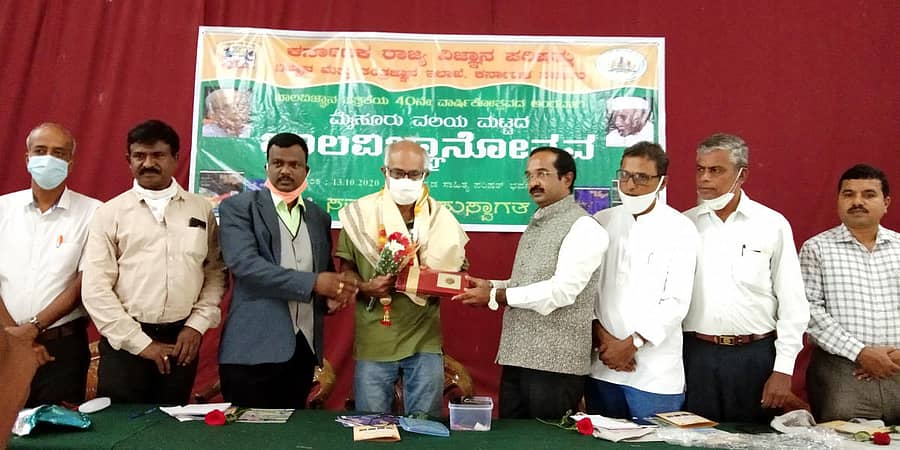 ಹಾಸನ ಜಿಲ್ಲಾ ಕನ್ನಡ ಸಾಹಿತ್ಯ ಪರಿಷತ್ ಭವನದಲ್ಲಿ ಆಯೋಜಿಸಿದ್ದ ಕಾರ್ಯಕ್ರಮದಲ್ಲಿ ಭಾರತೀಯ ವಿಚಾರವಾದಿ ಸಂಘಟನೆಗಳ ಒಕ್ಕೂಟದ ಅಧ್ಯಕ್ಷ ಪ್ರೊ. ನರೇಂದ್ರನಾಯಕ್ ಅವರನ್ನು ಸನ್ಮಾನಿಸಲಾಯಿತು.