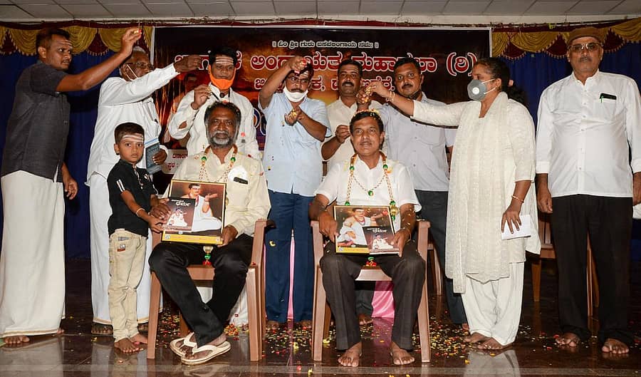 ದಾವಣಗೆರೆಯ ಕುವೆಂಪು ಕನ್ನಡ ಭವನದಲ್ಲಿ ಬಸವ ಬೆಳಗು ಕಾರ್ಯಕ್ರಮದಲ್ಲಿ ಜಿಲ್ಲಾ ಪಂಚಾಯಿತಿ ಸದಸ್ಯ ಕೆ.ಎಸ್ ಬಸವಂತಪ್ಪ ಮತ್ತು ಎಪಿಎಂಸಿ ಅಧ್ಯಕ್ಷ ಎಸ್.ಕೆ. ಚಂದ್ರಣ್ಣ ಅವರನ್ನು ಸನ್ಮಾನಿಸಲಾಯಿತು