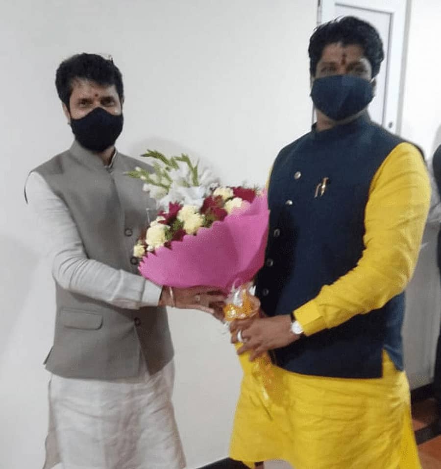 ಬಿಜೆಪಿ ರಾಷ್ಟ್ರೀಯ ಪ್ರಧಾನ ಕಾರ್ಯದರ್ಶಿಯಾಗಿ ನೇಮಕಗೊಂಡ ಪ್ರವಾಸೋದ್ಯಮ ಸಚಿವ ಸಿ.ಟಿ. ರವಿ ಅವರಿಗೆ ಬಿಜೆಪಿ ರಾಜ್ಯ ಕಾರ್ಯಕಾರಿಣಿ ಸದಸ್ಯ ಸೂರ್ಯಕಾಂತ ನಾಗಮಾರಪಳ್ಳಿ ಅವರು ಬೆಂಗಳೂರಿನಲ್ಲಿ ಪುಷ್ಪಗುಚ್ಛ ನೀಡಿ ಶುಭ ಕೋರಿದರು