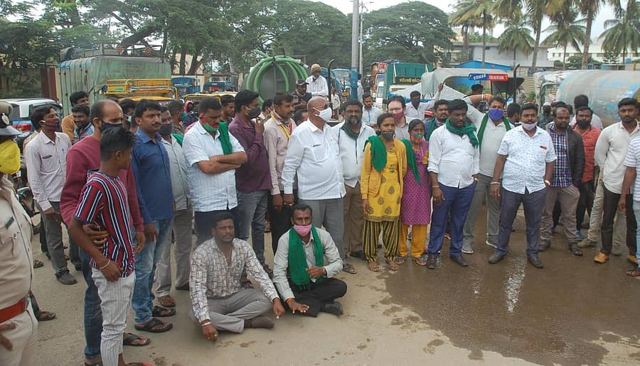 ಜಿಲ್ಲಾ ಕೇಂದ್ರದ ರಸ್ತೆಗಳ ದುಸ್ಥಿತಿ ಖಂಡಿಸಿ ಪ್ರಗತಿಪರ ಸಂಘಟನೆಗಳ ಸದಸ್ಯರು ಕೋಲಾರದಲ್ಲಿ ಮಂಗಳವಾರ ರಸ್ತೆ ತಡೆ ಮಾಡಿ ಪ್ರತಿಭಟನೆ ನಡೆಸಿದರು.