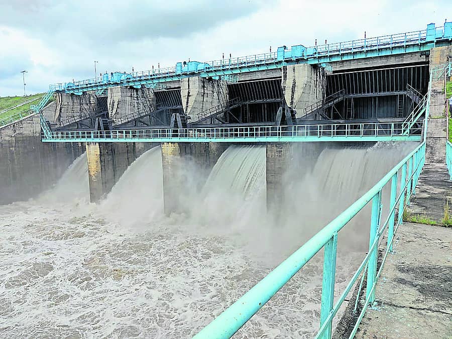 ಮಸ್ಕಿಯ ಜಲಾಶಯದಿಂದ ಮಂಗಳವಾರ ಎರಡು ಸಾವಿರ ಕ್ಯುಸೆಕ್ ನೀರು ಬಿಟ್ಟಿರುವುದು (ಎಡಚಿತ್ರ) ಮಸ್ಕಿ ಹಳ್ಳದ ಪ್ರವಾಹದಲ್ಲಿ ಕೊಚ್ಚಿಹೋದ ಚನ್ನಬಸವನ ಶೋಧ ಕಾರ್ಯ ಬುಧವಾರವೂ ಮುಂದುವರೆದಿದೆ