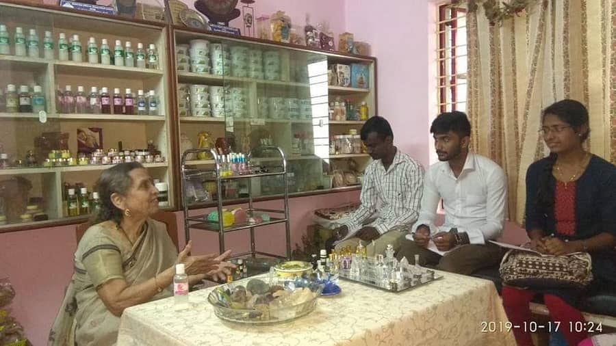 ಸುಗಂಧ ದ್ರವ್ಯಗಳು ಮತ್ತು ಸಸ್ಯಗಳ ಕುರಿತು ವಿದ್ಯಾರ್ಥಿಗಳಿಗೆ ಮಾಹಿತಿ ನೀಡುತ್ತಿರುವ ಶರ್ಮಿಳಾ ಜೋಷಿ