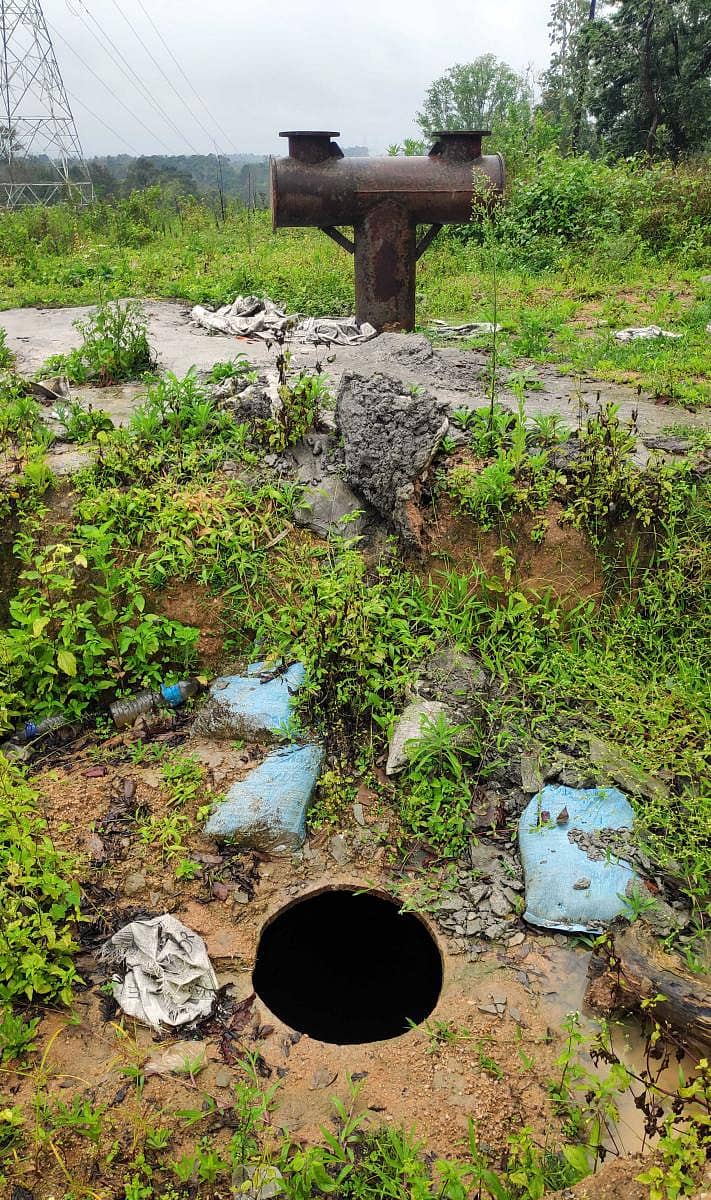 ಪೈಪ್‌ಲೈನ್‌ನಲ್ಲಿ ಮ್ಯಾನ್‌ಹೋಲ್‌ ಮುಚ್ಚದೆ ಹಾಗೆಯೇ ಬಿಟ್ಟಿರುವುದು