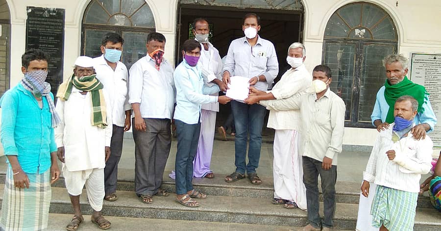 ಅಖಂಡ ಕರ್ನಾಟಕ ಗೊಲ್ಲರ ಅಭಿವೃದ್ಧಿ ನಿಗಮ ಸ್ಥಾಪನೆ ಮಾಡಬೇಕು ಎಂದು ಒತ್ತಾಯಿಸಿ ಮುಂಡರಗಿ ತಾಲ್ಲೂಕು ಗೊಲ್ಲ ಯಾದವ ಸಂಘದ ಸದಸ್ಯರು ತಹಶೀಲ್ದಾರ್‌ ಅವರಿಗೆ ಮನವಿ ಸಲ್ಲಿಸಿದರು