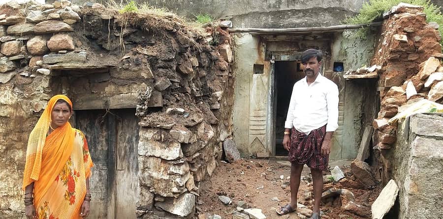 ಶಹಾಪುರ ತಾಲ್ಲೂಕಿನ ಶಾರದಹಳ್ಳಿ ಗ್ರಾಮದಲ್ಲಿ ಸೋಮವಾರ ಸುರಿದ ಮಳೆಯಿಂದ ಮಣ್ಣಿನ ಮನೆ ಕುಸಿದಿದೆ