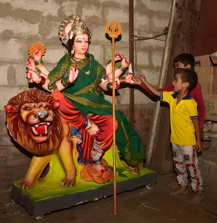 ಕಲಬುರ್ಗಿಯಲ್ಲಿ ಕಲಾವಿದ ಕಮಲಾಕರ ಕುಂಬಾರ ಅವರು ತಯಾರಿಸಿದ ಅಂಬಾ ಭವಾನಿ ಮೂರ್ತಿ