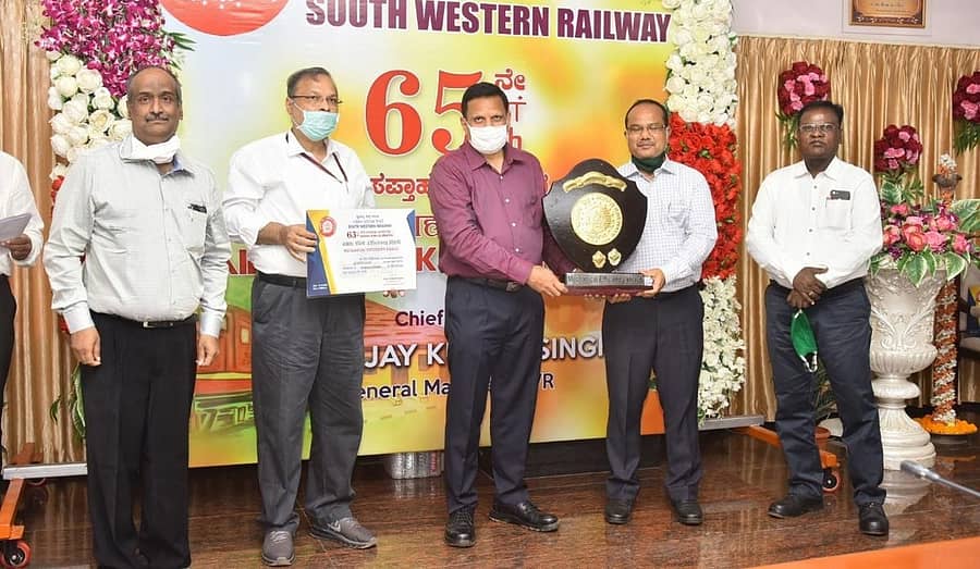 ಹುಬ್ಬಳ್ಳಿಯಲ್ಲಿ ಮಂಗಳವಾರ ನಡೆದ 65ನೇ ರೈಲ್ವೆ ಸಪ್ತಾಹ ಕಾರ್ಯಕ್ರಮದಲ್ಲಿ ನೈರುತ್ಯ ರೈಲ್ವೆಯ ಪ್ರಧಾನ ವ್ಯವಸ್ಥಾಪಕ ಅಜಯಕುಮಾರ್ ಸಿಂಗ್ ಅವರು ಹುಬ್ಬಳ್ಳಿ ವಿಭಾಗದ ರೈಲ್ವೆ ವ್ಯವಸ್ಥಾಪಕ ಅರವಿಂದ ಮಾಳಖೇಡೆ (ಬಲದಿಂದ ಎರಡನೆಯವರು) ಅವರಿಗೆ ಫಲಕ ಪ್ರದಾನ ಮಾಡಿದರು