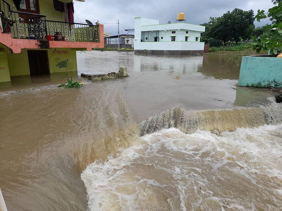 ಕಲಬುರ್ಗಿಯ ಕುಸನೂರ ರಸ್ತೆಯ ರಾಜಾಜಿನಗರದಲ್ಲಿ ಭಾರಿ ಮಳೆಯಿಂದಾಗಿ ಜಲಾವೃತವಾಗಿರುವುದು