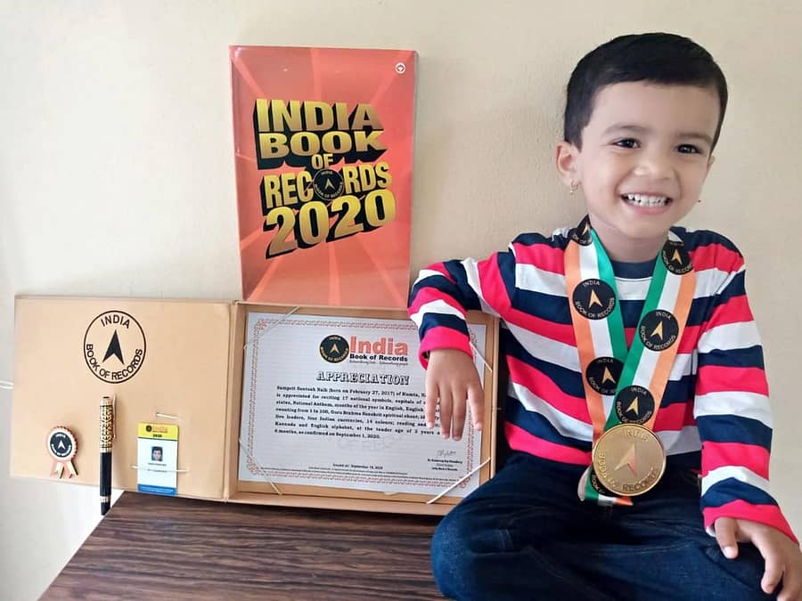 ‘ಇಂಡಿಯಾ ಬುಕ್ ಆಫ್ ರೆಕಾರ್ಡ್ಸ್’ನಲ್ಲಿ ಹೆಸರು ದಾಖಲಿಸಿದ ಪೋರ ಕುಮಟಾದ ನೆಲ್ಲಿಕೇರಿಯ ಸಂಪ್ರೀತ್ ತನ್ನ ಪದಕ ಹಾಗೂ ಪ್ರಮಾಣಪತ್ರಗಳೊಂದಿಗೆ.