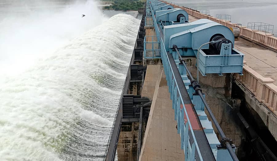 ಹುಣಸಗಿ ತಾಲ್ಲೂಕಿನ ನಾರಾಯಣಪುರ ಬಸವಸಾಗರದಿಂದ ಕೃಷ್ಣಾ ನದಿಗೆ 1.63 ಲಕ್ಷ ಕ್ಯುಸೆಕ್ ನೀರನ್ನು ಹರಿಸಲಾಯಿತು 