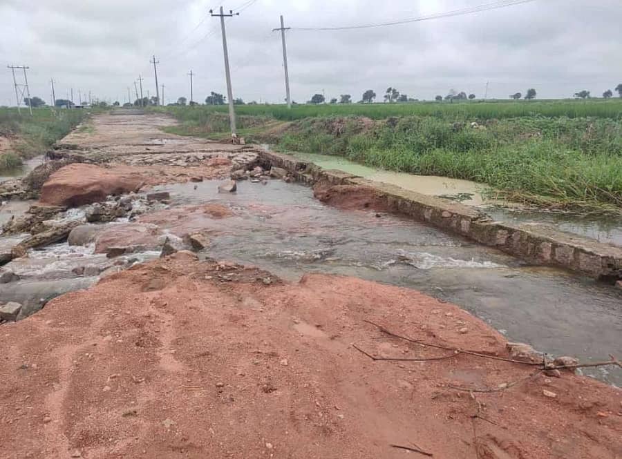 ಸುರಪುರ ತಾಲ್ಲೂಕಿನ ಚಿಗರಿಹಾಳದ ಮಾವಿನಮಟ್ಟಿಯ ರಸ್ತೆ ಕೊಚ್ಚಿ ಹೋಗಿರುವುದು