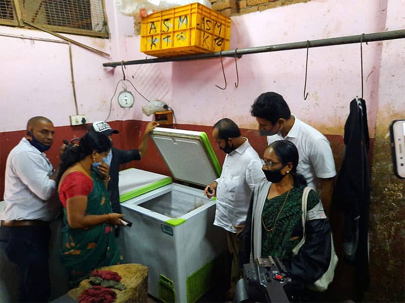 ಮಾಂಸದ ಅಂಗಡಿಯ ಸಂಗ್ರಹ ಕೇಂದ್ರದಲ್ಲಿ ಪರಿಶೀಲನೆ ನಡೆಸಿದ ಮಂಗಳೂರು ಮೇಯರ್ ಮತ್ತು ತಂಡ