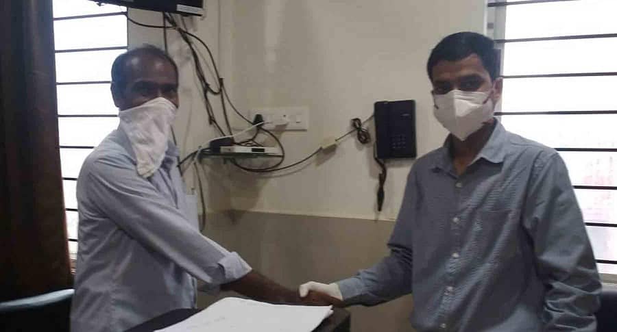 ಬೆಳಗಾವಿಯ ಜೀವನ್ ರೇಖಾ ಆಸ್ಪತ್ರೆಯಲ್ಲಿ ಬುಧವಾರ ಡಿ.ಸಿ.ಪಾಣಿ ಅವರಿಗೆ ಡಾ.ಪರಿತೋಷ್ ವಿ.ದೇಸಾಯ್ ಅಭಿನಂದಿಸಿದರು