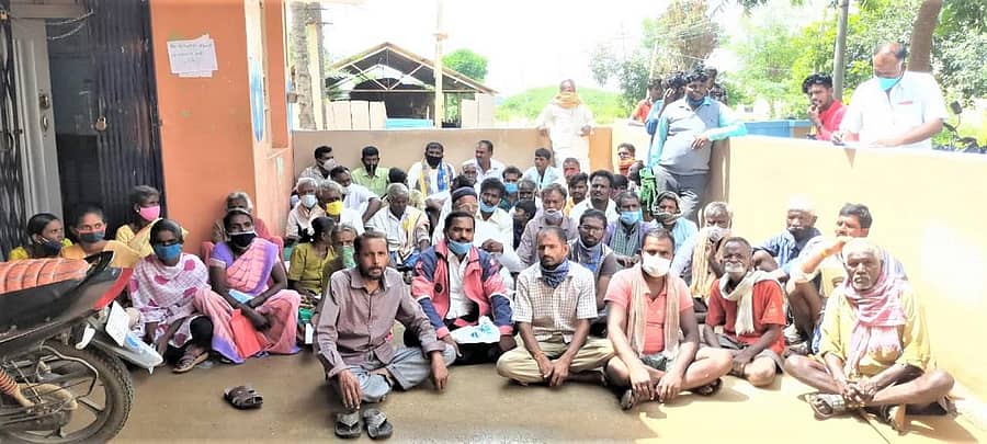 ಕೊಡಿಗೇನಹಳ್ಳಿ ಹೋಬಳಿ ಕಡಗತ್ತೂರು ಗ್ರಾಮದ ಎಸ್ಬಿಐ ಸಿಬ್ಬಂದಿ ವಿರುದ್ಧ ಗ್ರಾಹಕರು ಪ್ರತಿಭಟನೆ ನಡೆಸಿದರು