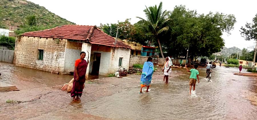 ಮೊಳಕಾಲ್ಮುರು ತಾಲ್ಲೂಕಿನ ದೇವಸಮುದ್ರದಲ್ಲಿ ಬುಧವಾರ ಕೆರೆ ಕೋಡಿ ನೀರು ಗ್ರಾಮಕ್ಕೆ ನುಗ್ಗಿದೆ