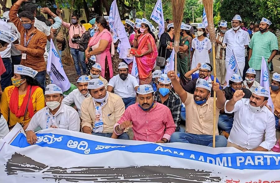 ಆಮ್ ಆದ್ಮಿ ಪಕ್ಷದ ಕಾರ್ಯಕರ್ತರು ರಾಜರಾಜೇಶ್ವರಿ ನಗರದ ಪಾಲಿಕೆ ಕಚೇರಿ ಎದುರು ಪ್ರತಿಭಟನೆ ನಡೆಸಿದರು