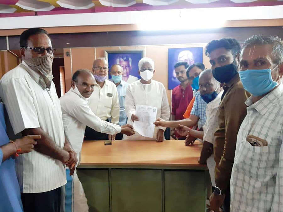 ಸಿಂಧನೂರಿನಲ್ಲಿ ಬ್ರಾಹ್ಮಣ ಸಮಾಜದ ಅಧ್ಯಕ್ಷ ಗೋವಿಂದರಾವ್ ಕುಲಕರ್ಣಿ ನೇತೃತ್ವದಲ್ಲಿ ಮಾಜಿ ಶಾಸಕ ಹಂಪನಗೌಡ ಬಾದರ್ಲಿ ಮನವಿ ಸಲ್ಲಿಸಲಾಯಿತು