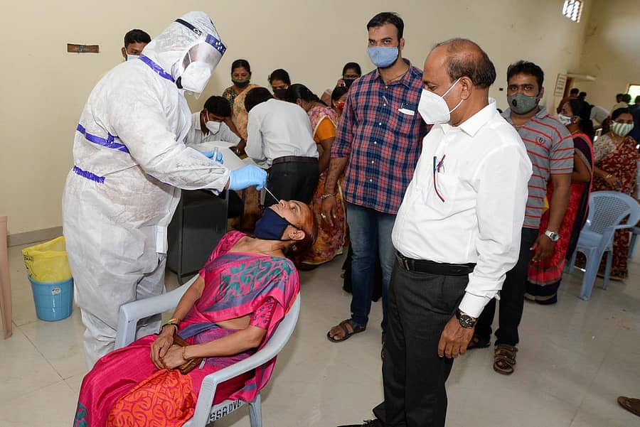 ದಾವಣಗೆರೆಯ ಸಾರ್ವಜನಿಕ ಶಿಕ್ಷಣ ಇಲಾಖೆಯ ಉಪನಿರ್ದೇಶಕರ ಕಚೇರಿಯಲ್ಲಿ ಬುಧವಾರ ಸರ್ಕಾರಿ ಶಾಲೆಗಳ ಲಿಪಿಕ ನೌಕರರಿಗೆ ಕೋವಿಡ್ ಪರೀಕ್ಷೆ ಮಾಡಿಸುವ ಸಲುವಾಗಿ ಮಾದರಿಗಳನ್ನು ಸಂಗ್ರಹಿಸಲಾಯಿತು. ಡಿಡಿಪಿಐ ಸಿ.ಆರ್. ಪರಮೇಶ್ವರಪ್ಪ ಇದ್ದರು. –ಪ್ರಜಾವಾಣಿ ಚಿತ್ರ