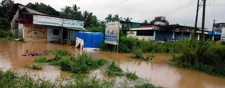 ಬಂಟ್ವಾಳ ತಾಲ್ಲೂಕಿನ ಪಾಣೆಮಂಗಳೂರು-ಮೆಲ್ಕಾರ್ ರಾಷ್ಟ್ರೀಯ ಹೆದ್ದಾರಿ ಬಳಿ ಬುಧವಾರ ಕೃತಕ ನೆರೆಯಿಂದ ಶ್ರೀಹರಿ ಅಲ್ಯೂಮಿನಿಯಂ ಸಾಮಗ್ರಿ ತಯಾರಿಕಾ ಘಟಕಕ್ಕೆ ನೀರು ನುಗ್ಗಿ ಅಪಾರ ನಷ್ಟ ಉಂಟಾಗಿದೆ.