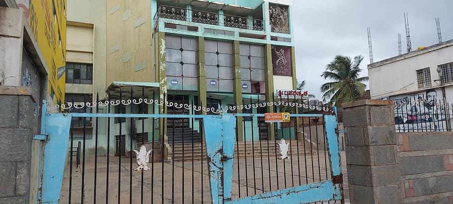 ಚಿತ್ರದುರ್ಗದ ಬಸವೇಶ್ವರ ಚಿತ್ರಮಂದಿರ ಬುಧವಾರ ಬಾಗಿಲು ಮುಚ್ಚಿತ್ತು.