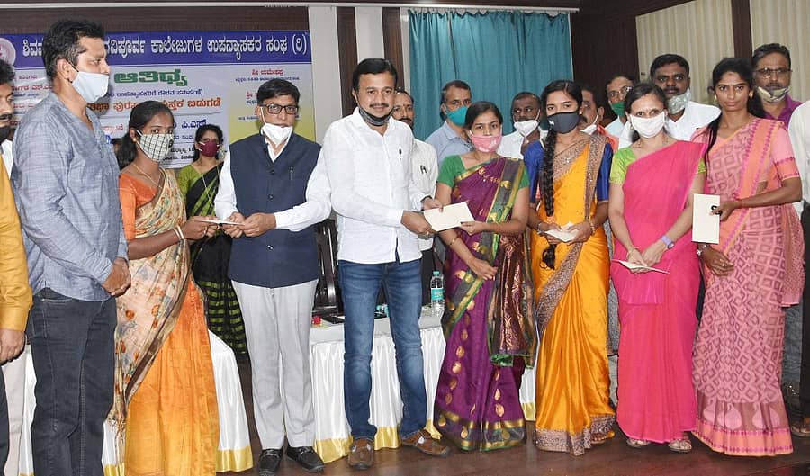 ಶಿವಮೊಗ್ಗದ ಸರ್ಕಾರಿ ಸಂಘದ ನೌಕರರ ಭವನದಲ್ಲಿ ಬುಧವಾರ ಹಮ್ಮಿಕೊಂಡಿದ್ದ ಆತಿಥ್ಯ ಕಾರ್ಯಕ್ರಮದಲ್ಲಿ ಅತಿಥಿ ಉಪನ್ಯಾಸಕರಿಗೆ ಸಹಾಯಧನ ವಿತರಿಸಲಾಯಿತು