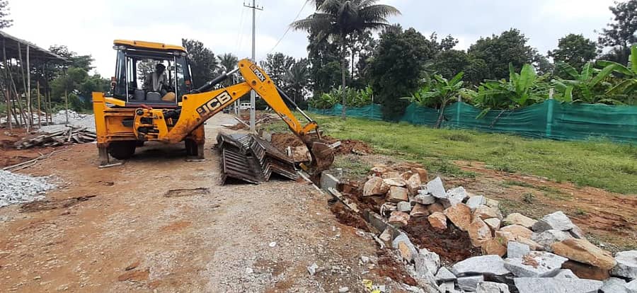 ಅಕ್ರಮವಾಗಿ ಅಭಿವೃದ್ಧಿಪಡಿಸಿದ್ದ ಬಡಾವಣೆಯಲ್ಲಿ ನಿರ್ಮಿಸಿರುವ ಚರಂಡಿ ತೆರವುಗೊಳಿಸುತ್ತಿರುವುದು