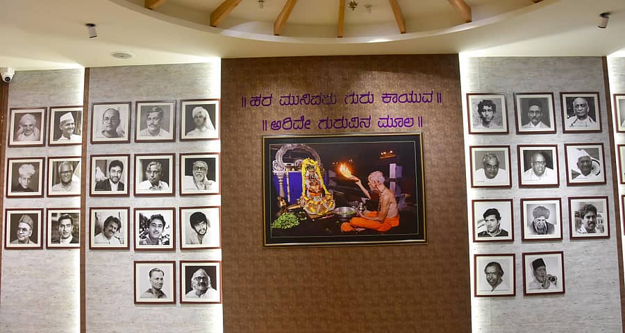 ಹೋಟೆಲ್‌ ಪ್ರವೇಶಿಸುತ್ತಿದ್ದಂತೆಯೇ ಸ್ವಾಗತಿಸುವ ಸಾಧಕರ ಫೋಟೊಗಳು...ಪ್ರಜಾವಾಣಿ ಚಿತ್ರ: ಏಕನಾಥ ಅಗಸಿಮನಿ