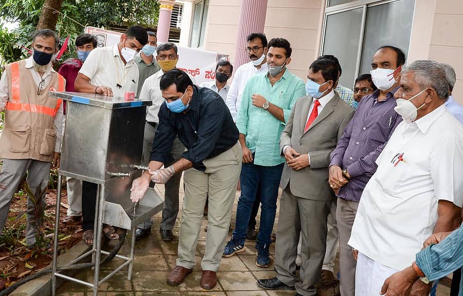 ದಾವಣಗೆರೆ ರೆಡ್ಕ್ರಾಸ್ ಭವನದಲ್ಲಿ ದಾವಣಗೆರೆ ರೆಡ್ಕ್ರಾಸ್ ಘಟಕ ಆಯೋಜಿಸಿದ್ದ ಜಾಗತಿಕ ಕೈ ತೊಳೆಯುವ ದಿನಾಚರಣೆ ಮತ್ತು ಕೊವೀಡ್–19 ಜಾಗ್ರತಿ ಪ್ರಚಾರ ವಾಹನ ಉದ್ಘಾಟನಾ ಕಾರ್ಯಕ್ರಮವನ್ನು ಪಾಲಿಕೆ ಆಯುಕ್ತ ವಿಶ್ವನಾಥ್ ಮುದ್ದಜ್ಜಿ ಅವರು ಕೈ ತೊಳೆಯುವ ಮೂಲಕ ಉದ್ಘಾಟಿಸಿದರು