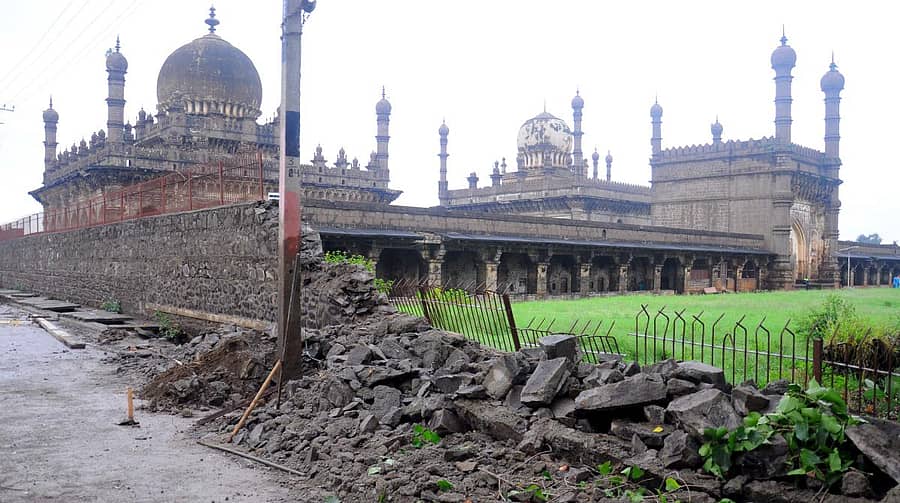 ವಿಜಯಪುರದ ಐತಿಹಾಸಿಕ ಇಬ್ರಾಹಿಂ ರೋಜಾದ ಆವರಣ ಗೋಡೆ ಗುರುವಾರ‌ ಮಳೆಯಿಂದ ಉರುಳಿ ಬಿದ್ದಿದೆ– ಪ್ರಜಾವಾಣಿ ಚಿತ್ರ