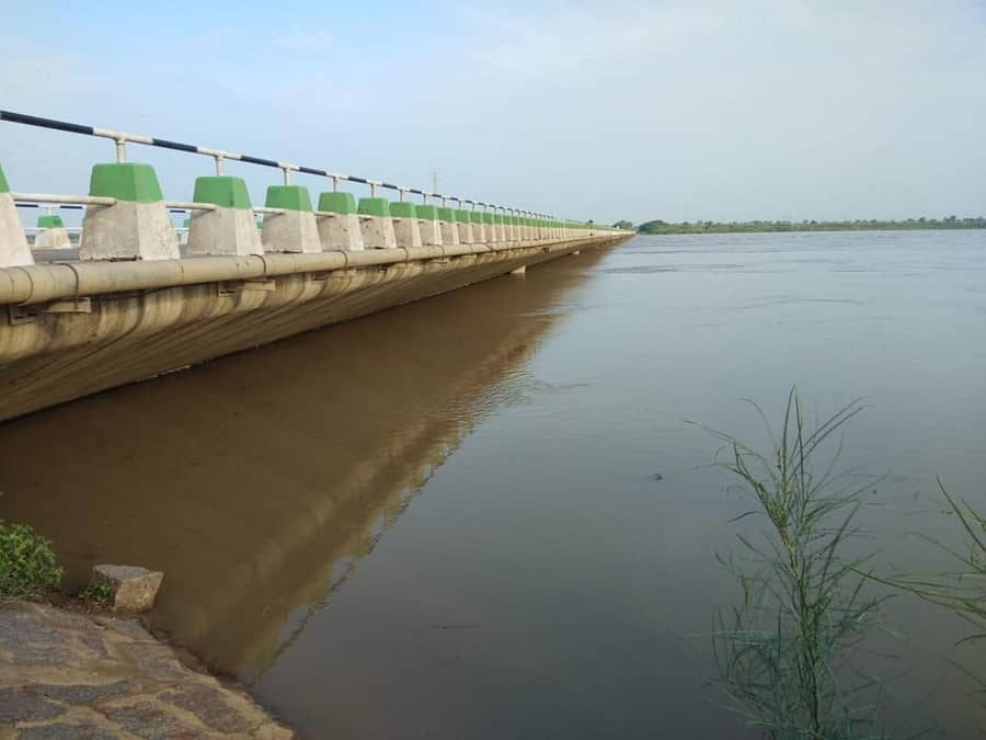 ದೇವದುರ್ಗ ತಾಲ್ಲೂಕಿನ ಹೂವಿನಹೆಡಗಿ ಬಳಿ ಕೃಷ್ಣಾನದಿಗೆ ಅಡ್ಡಲಾಗಿರುವ ಸೇತುವೆ ಮಟ್ಟದವರೆಗೂ ಪ್ರವಾಹ ಏರಿಕೆಯಾಗಿದೆ