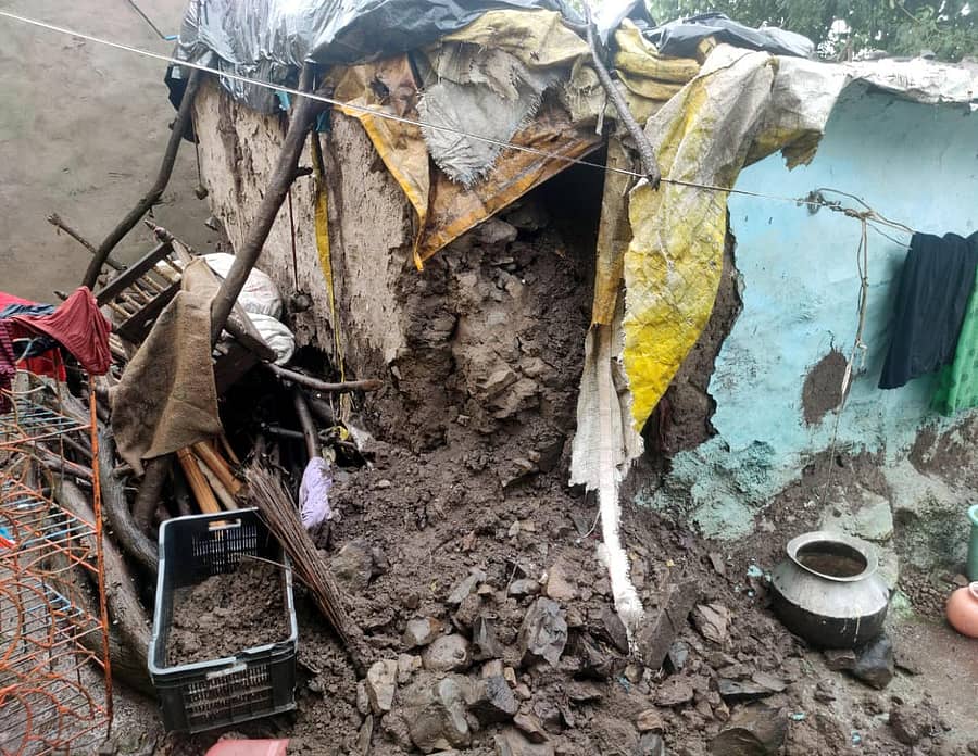 ತೆಲಸಂಗ ಗ್ರಾಮದಲ್ಲಿ ಮಳೆಯಿಂದಾಗಿ ಯಮನಪ್ಪ ಕಲಾಲ ಅವರ ಮನೆಯ ಗೋಡೆ ಕುಸಿದಿದೆ